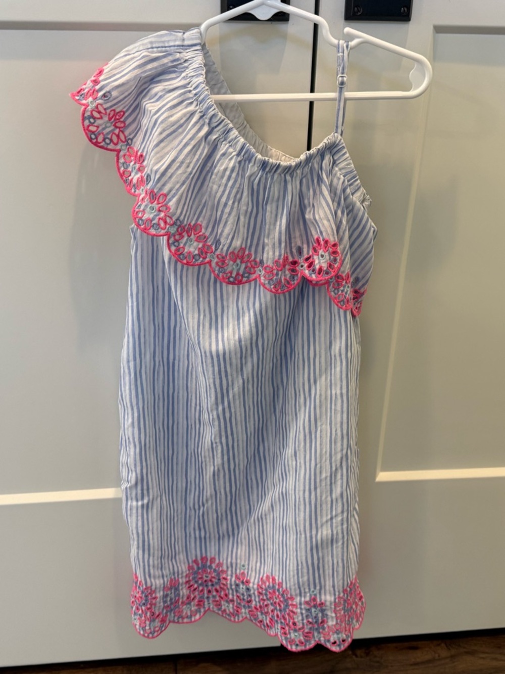 Vineyard Vines Girls’ Blue&White Striped One-Shoulder Dress with Pink Embroidery